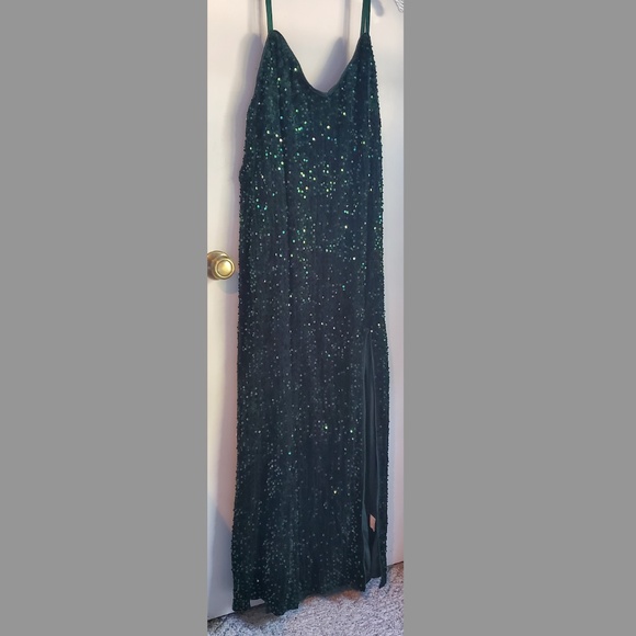 Elegant Formal Emerald Green Sequin Dress - Picture 1 of 5